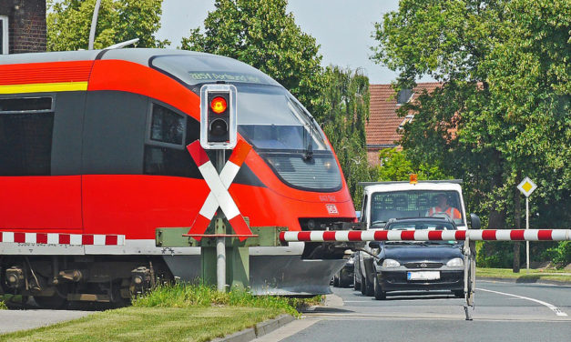 Auf Unfall­ri­si­ken bei Eisen­bahn­kreu­zun­gen ach­ten (Video)