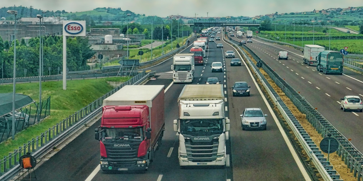 Stra­ßen­gü­ter­trans­por­te leicht zurück­ge­gan­gen 2022