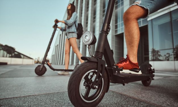 Bei E‑Scootern Schu­lungs­lü­cke bei 12–15 Jäh­ri­gen schließen