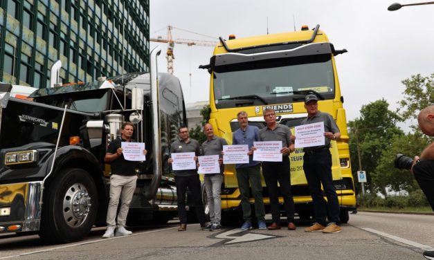 Lkw-Pro­test­fahrt warnt vor Infla­ti­ons­ham­mer Maut