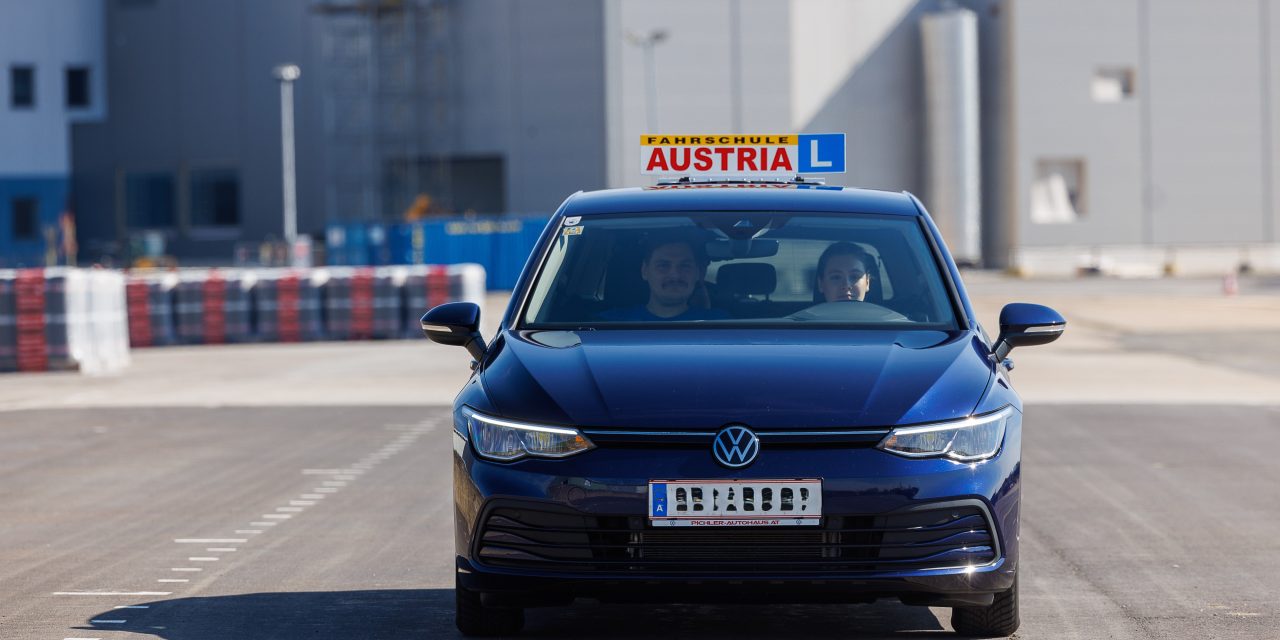 Bei Fahr­schu­len stei­gen Gehäl­ter um 3,3 Prozent