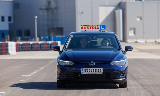 Bei Fahr­schu­len stei­gen Gehäl­ter um 3,3 Prozent