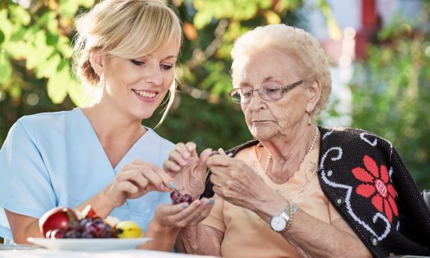 Neu­er Pra­xis­leit­fa­den zu Ver­ein­ba­rung von Pfle­ge und&nbsp;Beruf