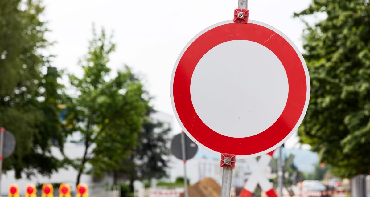 Der Fahr­ver­bots­ka­len­der 2026 regelt Fahr­ver­bo­te bis Herbst