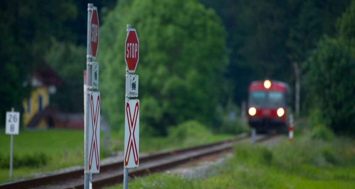 Unfäl­le an Eisen­bahn­kreu­zun­gen leicht rückläufig